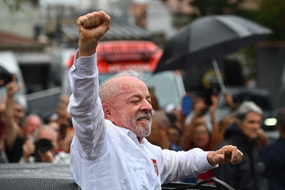 O presidente e candidato � reelei��o Luiz In�cio Lula da Silva (PT) acena para eleitores no entorno da Escola Estadual Dr. Jo�o Firmino Correia de Ara�jo, em S�o Bernardo do Campo, na Grande S�o Paulo � Foto: ROBERTO SUNGI/ATO PRESS/ESTAD�O CONTE�DO