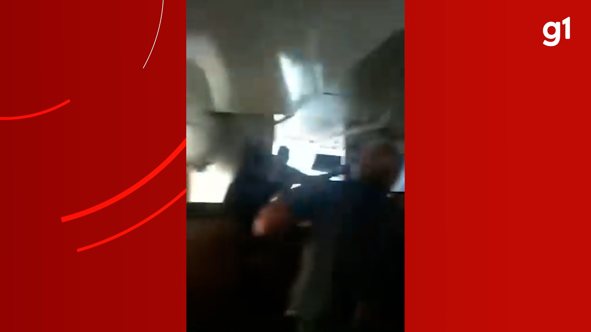 VÍDEO: Lancha quase vira com passageiros após forte banzeiro no rio Solimões