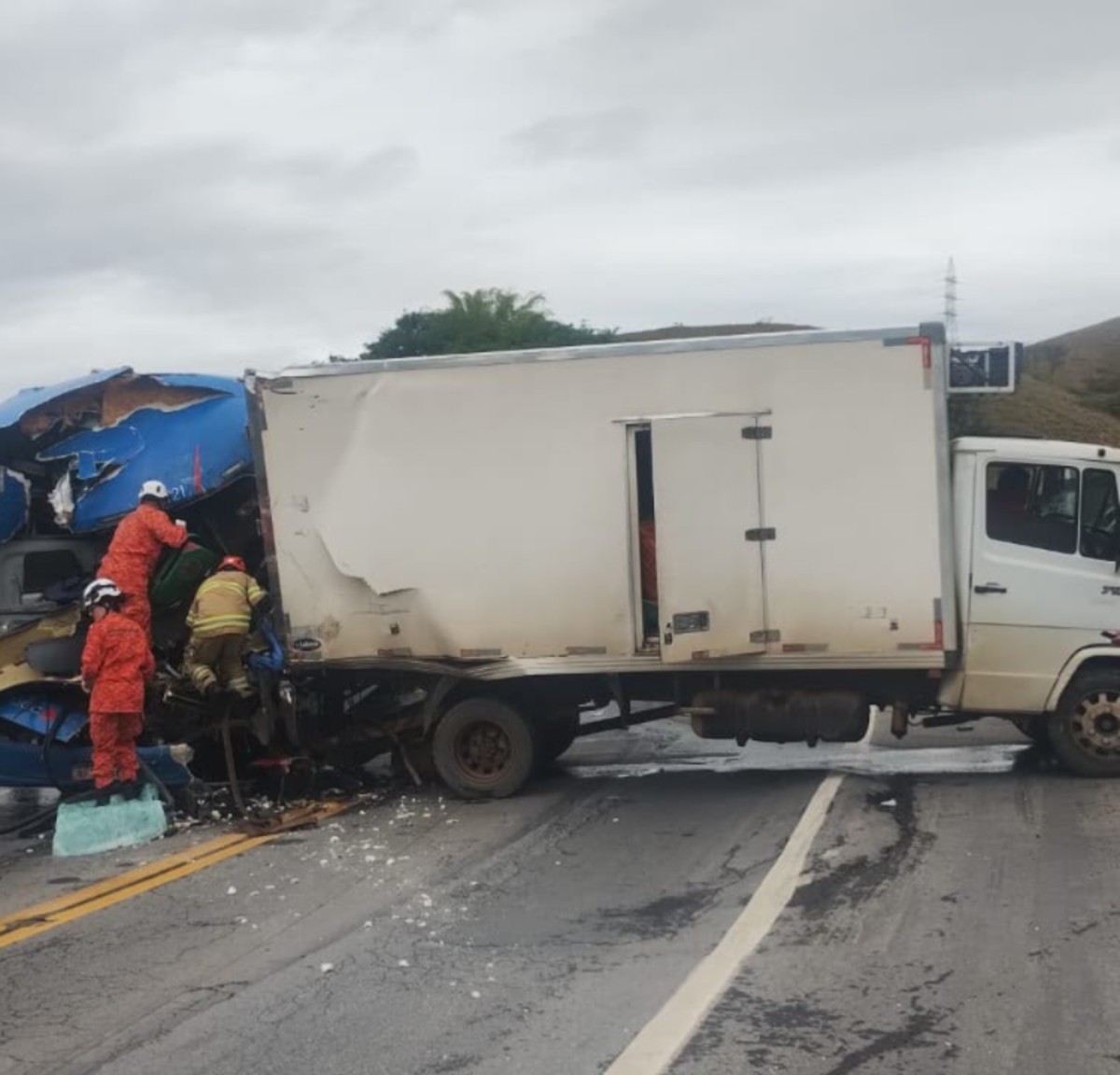 Acidente entre veículos mata pessoa e interdita totalmente a BR-393, em Três Rios 