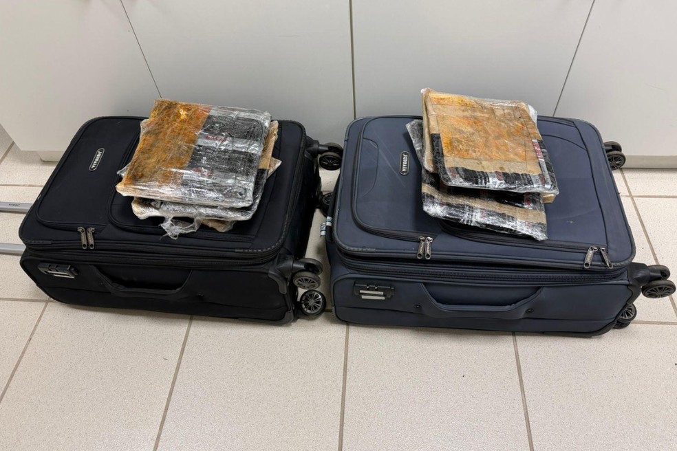 Abordagens a ônibus na Rodovia Raposo Tavares (SP-270) resultaram na apreensão de quase 12 kg de drogas e na detenção de cinco bolivianas — Foto: Polícia Rodoviária/Divulgação