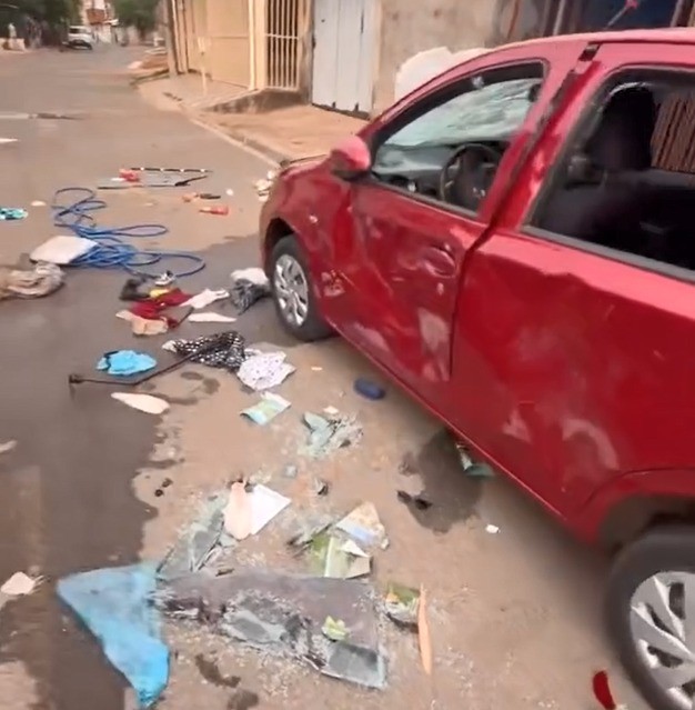 Mulher tem carro depredado por adolescentes durante ação social no DF; veja VÍDEO