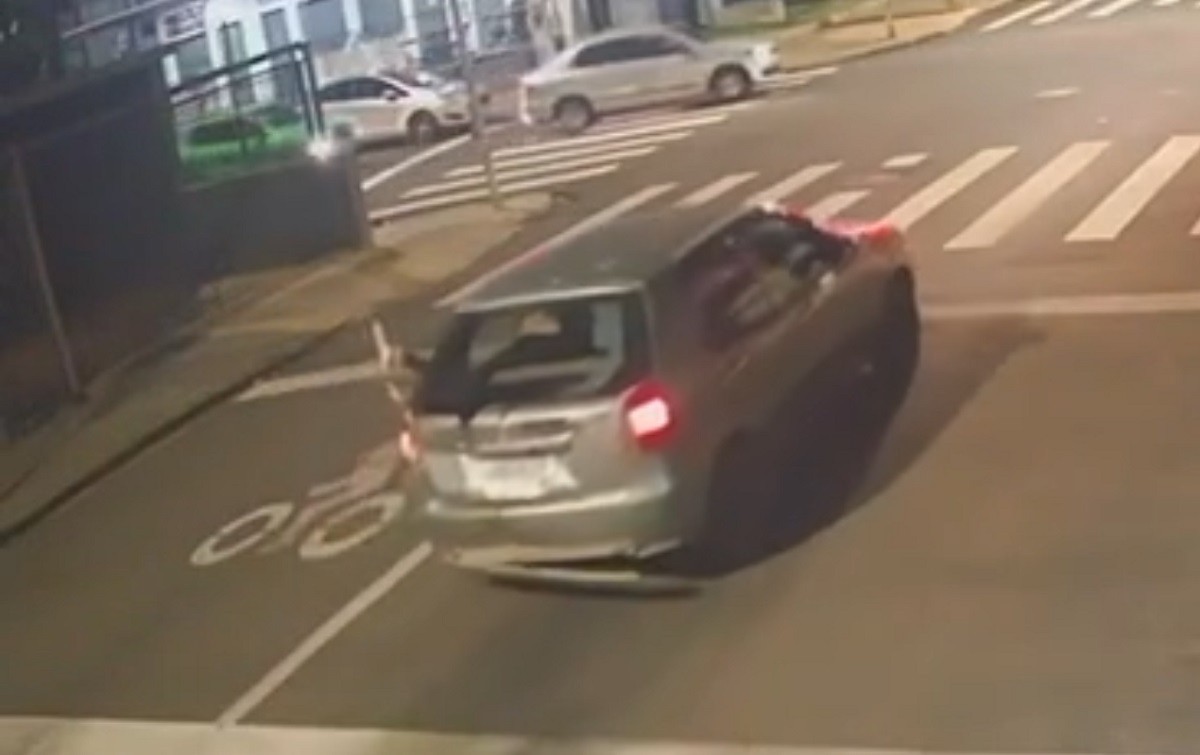 VÍDEO: motociclista é lançada para dentro de porta-malas após bater em carro parado no semáforo no interior de SP