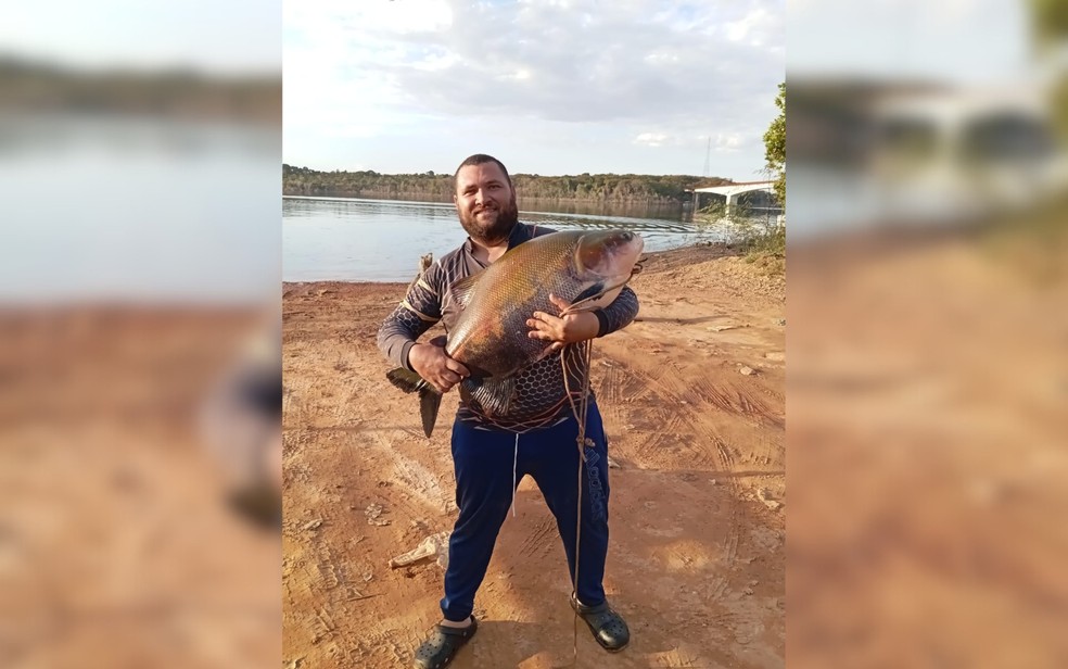 Pedro Henrique Ponce, que pratica pesca esportiva na Serra da Mesa, com seu tambaqui de 20 quilos, em Goiás — Foto: Arquivo pessoal / Pedro Henrique Ponce