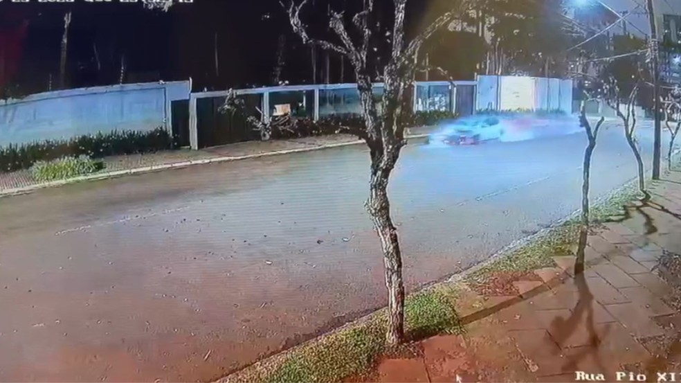 Carro atingiu scooter elétrica em Cascavel — Foto: RPC Cascavel