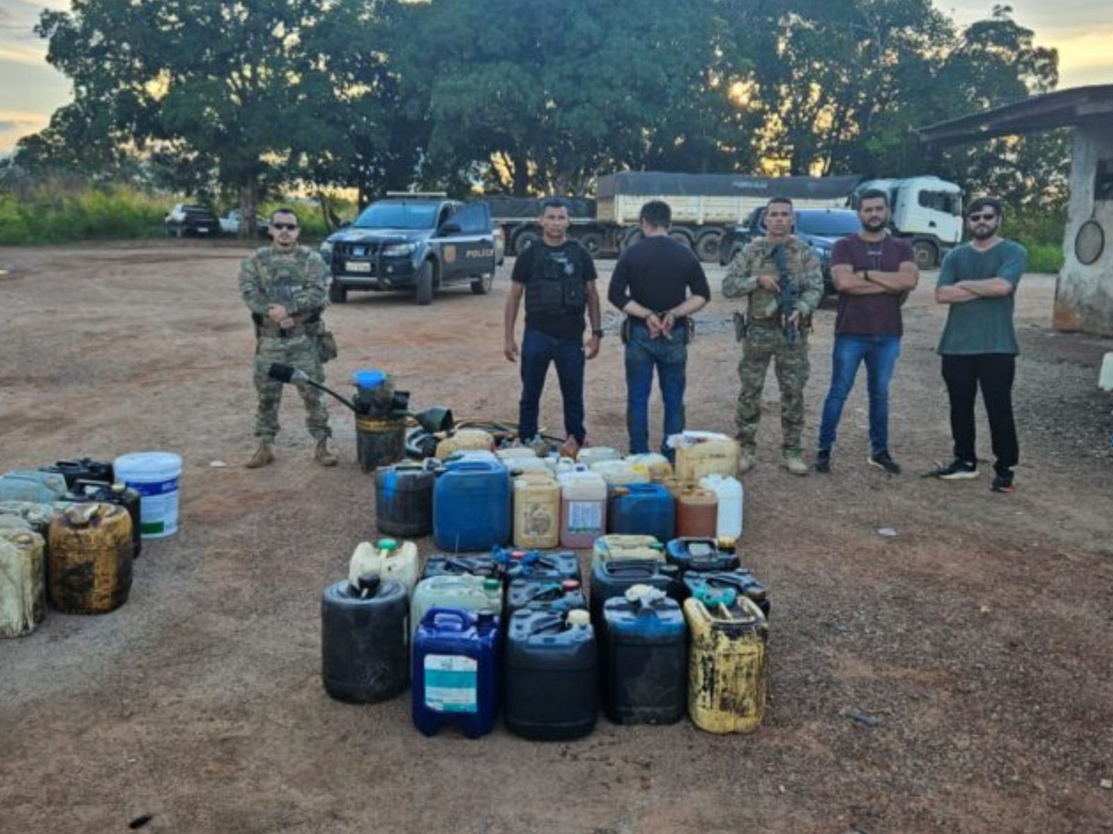 Homem é preso suspeito de vender combustível ilegalmente às margens da BR-364 no Acre