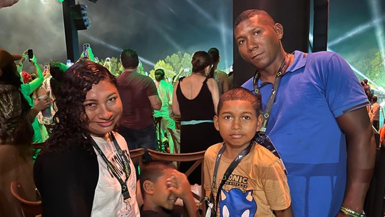Família ribeirinha comemora convite surpresa para Amazônia Live: 'Acompanhei tudo desde o primeiro dia e está muito bonito' - Segundo ribeirinho, a organização chegou nesta quarta de surpresa para entregar a credencial. A casa da família, inclusive, serviu de ponto de apoio para a equipe.