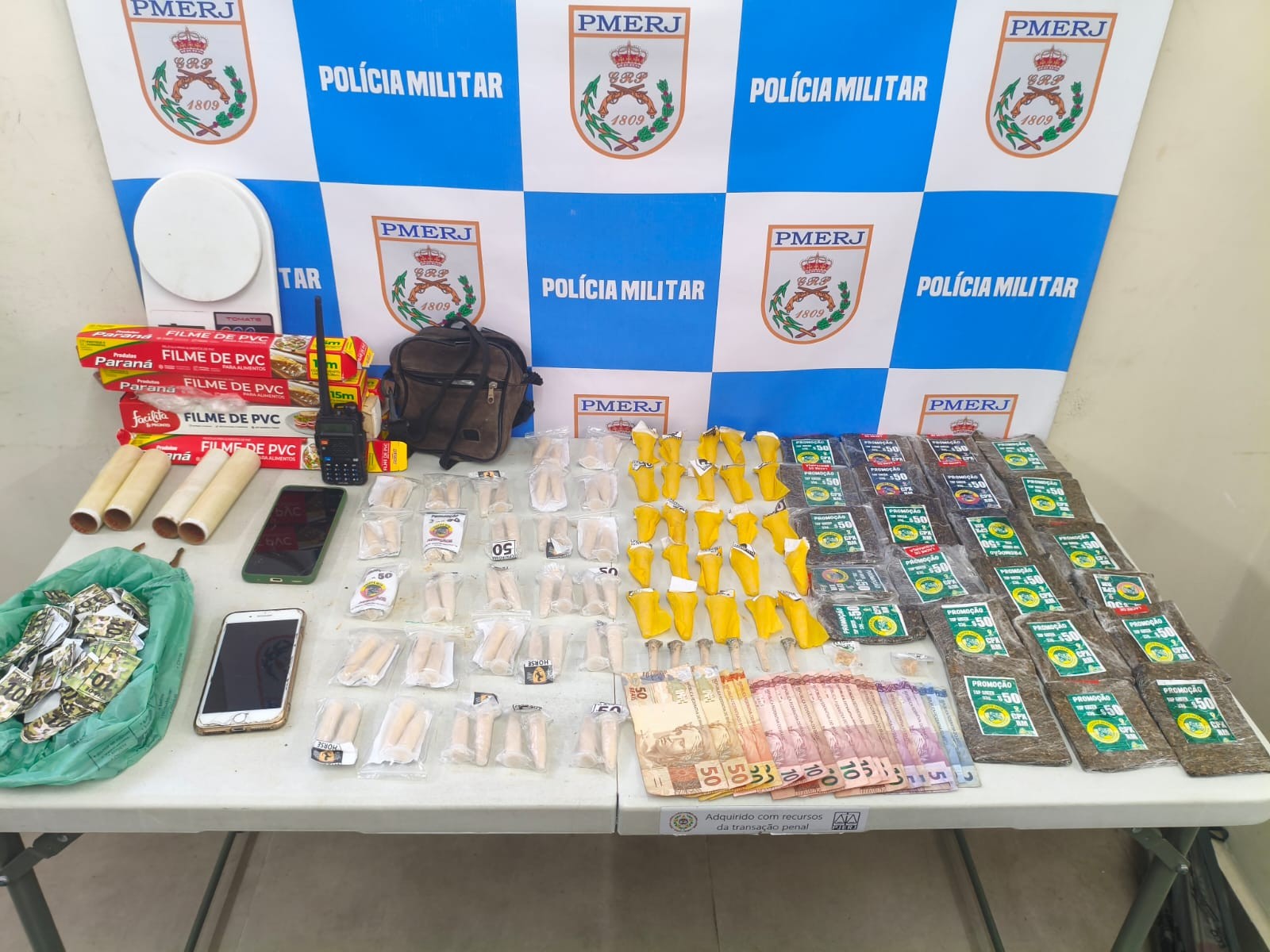 Jovem é preso e adolescente apreendido por tráfico de drogas em Volta Redonda