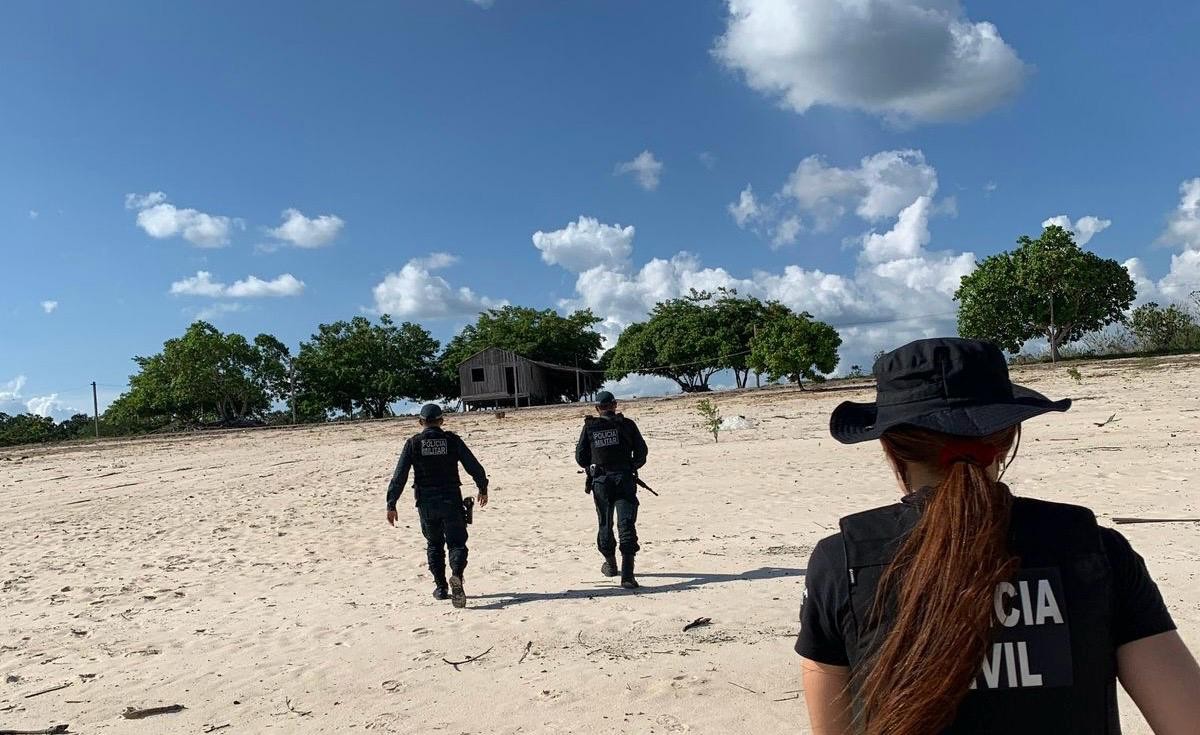 Polícia cumpre mandado de prisão contra homem suspeito de estuprar a enteada dos 5 aos 13 anos de idade, em Faro