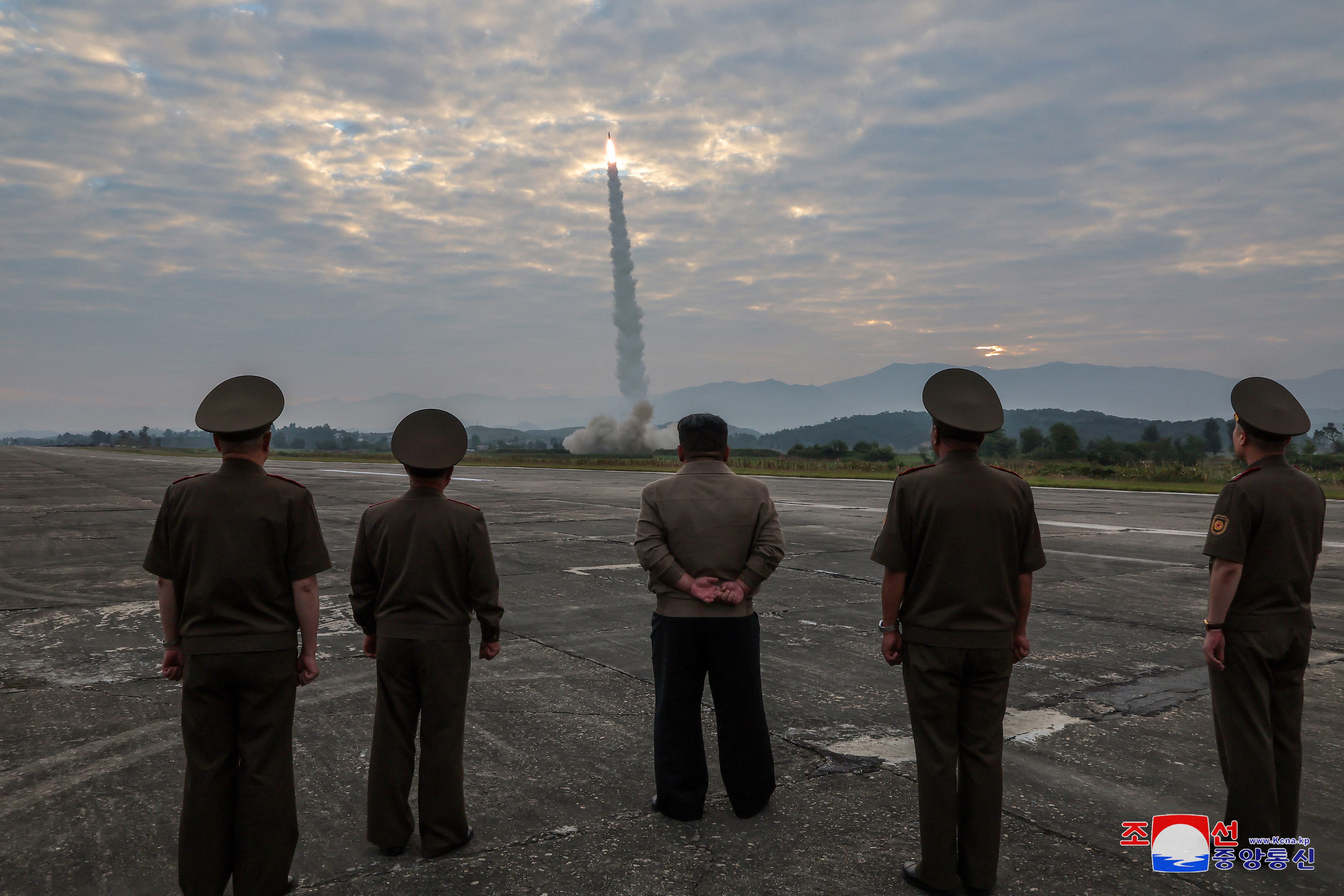 Coreia do Norte testa novo míssil balístico com ogiva 'supergrande' na presença de Kim Jong-un