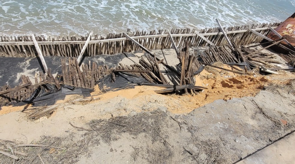 Mar avança e destrói a faixa de areia da praia da Peroba em Icapuí. — Foto: Kilvia Muniz/Sistema Verdes Mares