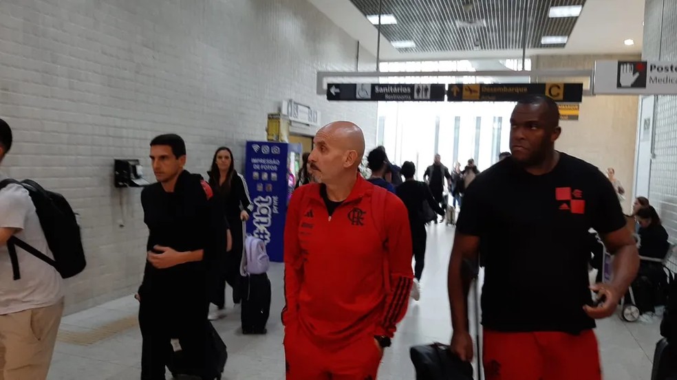 Pablo Fernández, preparador do Flamengo, chega ao Rio — Foto: Davi Barros/ge