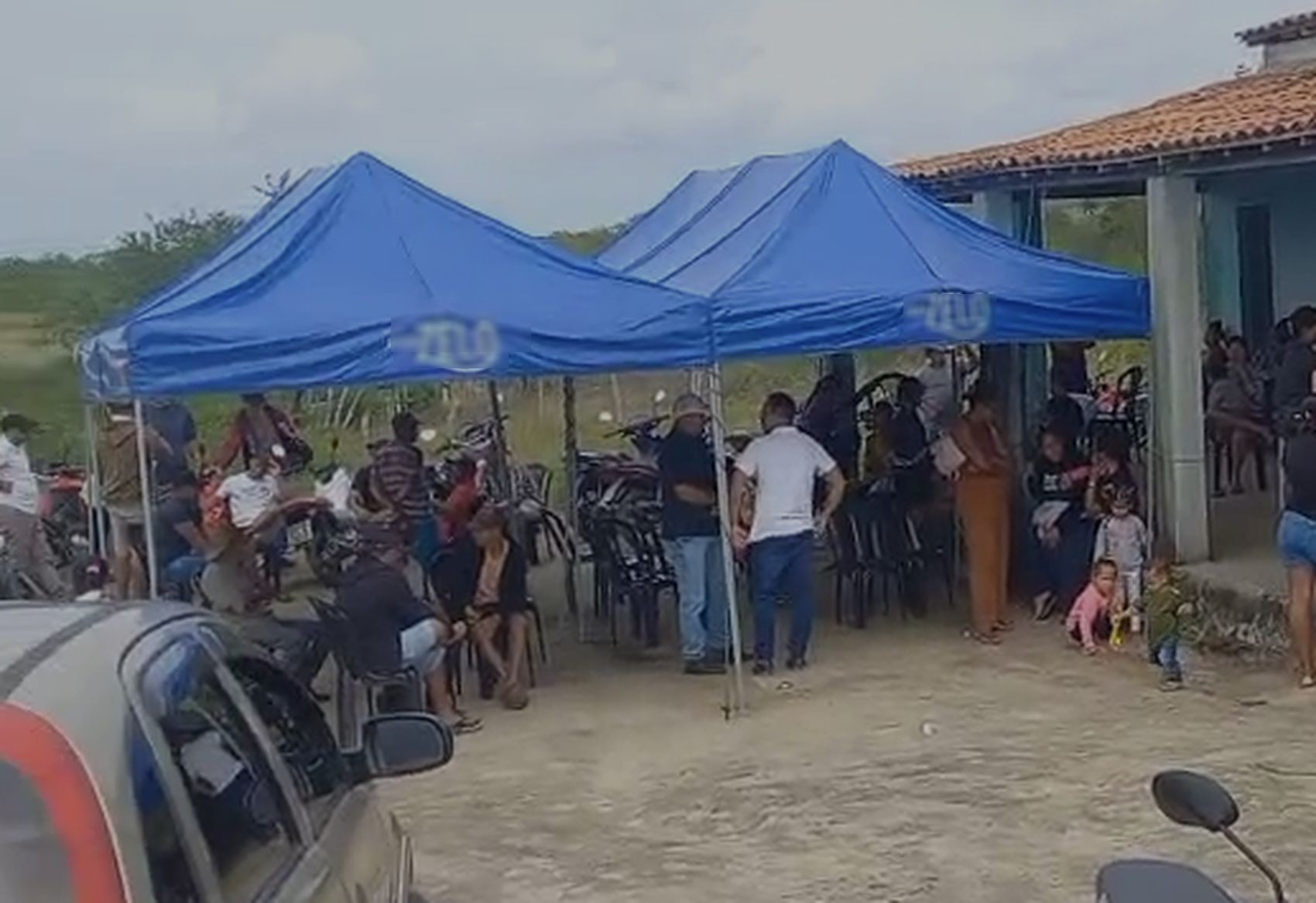 Familiares e amigos de despedem de criança que morreu atropelada por caminhão em Poço Redondo