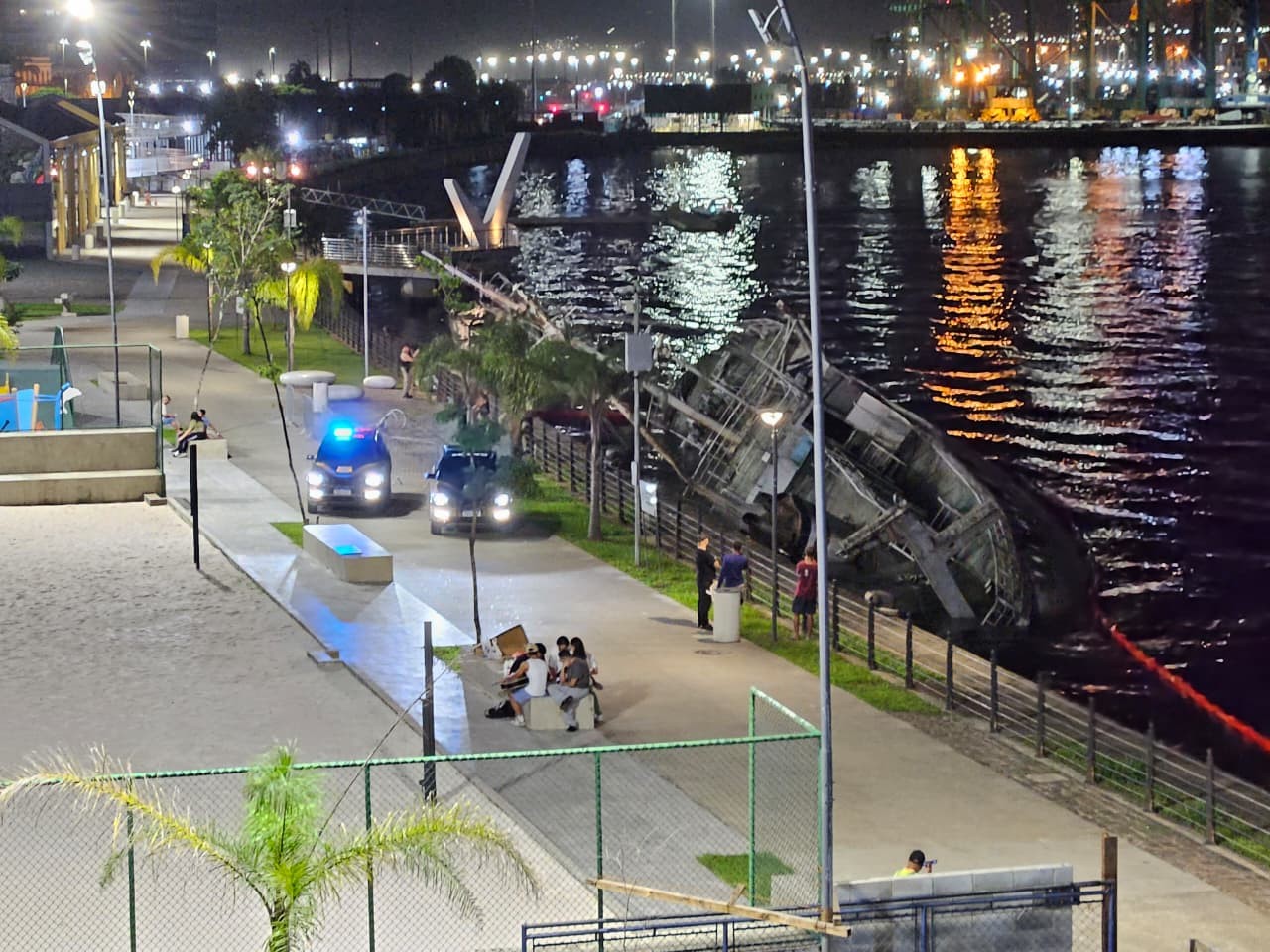Navio inclina e fica apoiado no fundo do estuário no Porto de Santos; VÍDEO