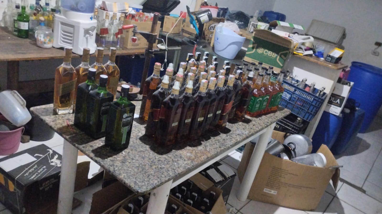 PM descobre esquema de falsificação de bebidas e prende mulher foragida em Sumaré