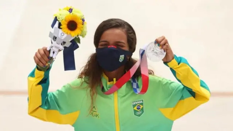 Rayssa Leal segurando sua medalha de prata nos Jogos Olímpicos de Tóquio 2021 — Foto: Getty Images/Via BBC