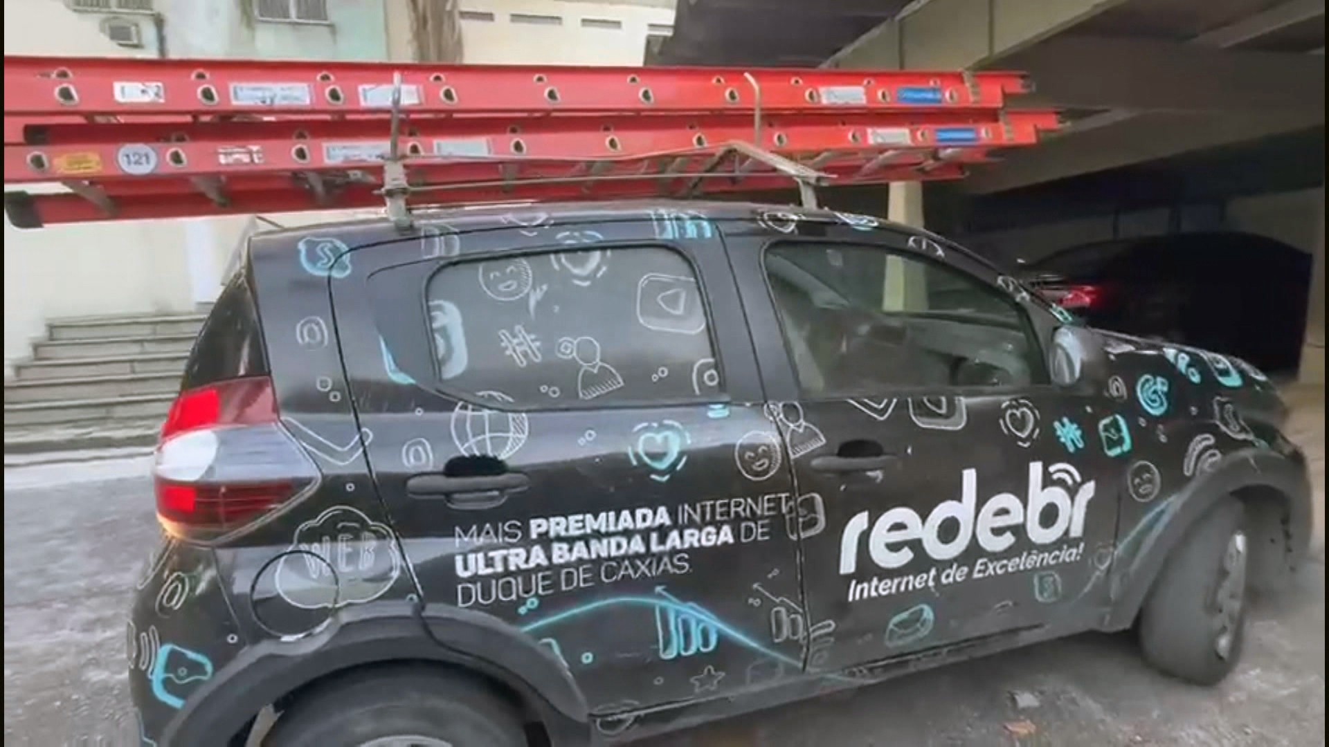 Funcionários de provedor são presos por cortar cabos de internet em Vila Isabel; bando tem ligação com o Comando Vermelho, diz polícia