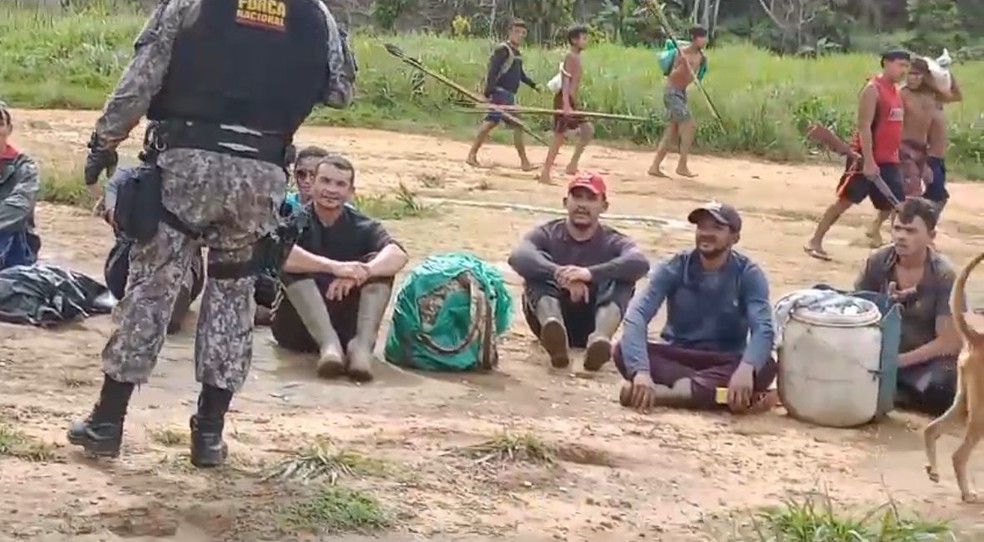 Invasores foram entregues &agrave; For&ccedil;a Nacional &mdash; Foto: Urihi Associa&ccedil;&atilde;o Yanomami/Divulga&ccedil;&atilde;o