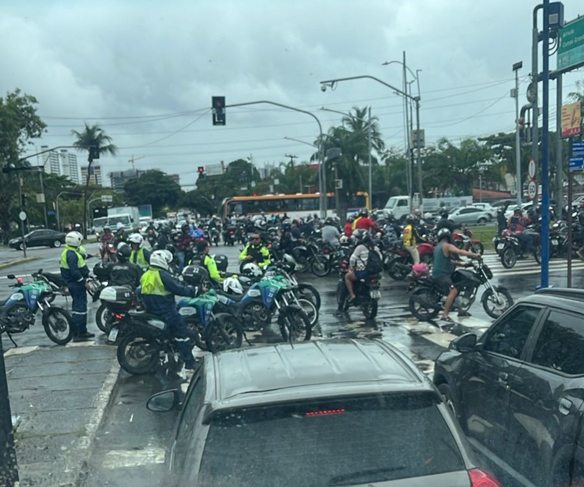 Entregadores de aplicativo fazem protesto pedindo segurança no Grande Recife