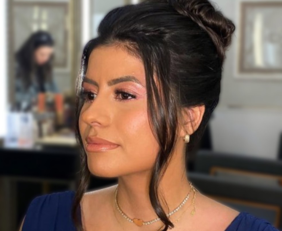 Juliane Vieira, de 28, ficou pendurada em um suporte de ar-condicionado para resgatar m&atilde;e e primo durante inc&ecirc;ndio. &mdash; Foto: Reprodu&ccedil;&atilde;o/Redes Sociais