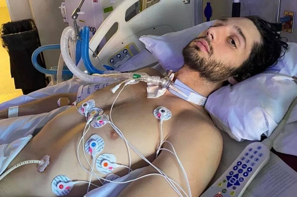 #É FAKE que ator teve síndrome rara dois dias depois de comer carne de frango malpassada