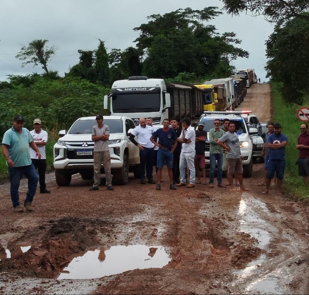 Motoristas interromperam viagem por conta de atoleiros — Foto: Arquivo pessoal