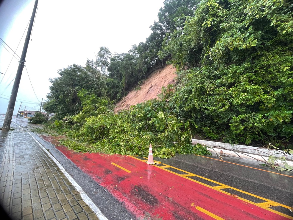 Parte atingida pelo deslizamento de terra na barreira do Cabo Branco, em João Pessoa — Foto: Diogo Pinheiro/TV Cabo Branco