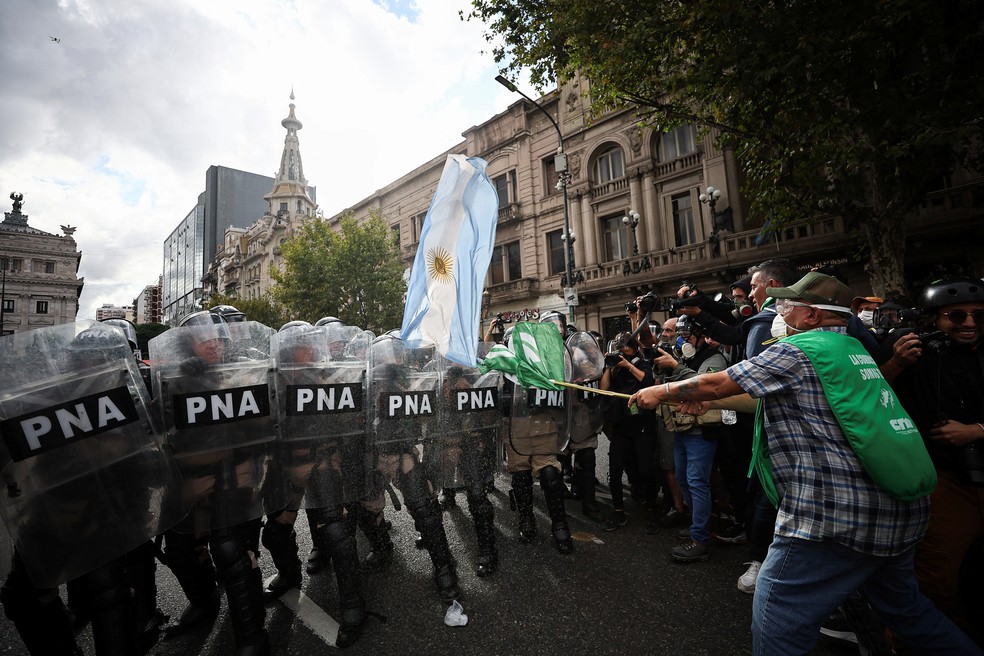 Manifestação de torcedores e aposentados contra as políticas de ajuste do presidente argentino Javier Milei, em Buenos Aires, Argentina, 12 de março de 2025. — Foto: Reuters/Agustin Marcarian