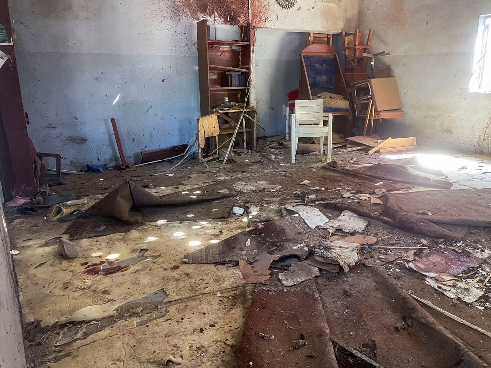 Destro&ccedil;os s&atilde;o vistos dentro da mesquita Al-Adum Jumaat um dia ap&oacute;s explos&atilde;o no local, em Maiduguri, estado de Borno, Nig&eacute;ria &mdash; Foto: Ahmed Kingimi/Reuters