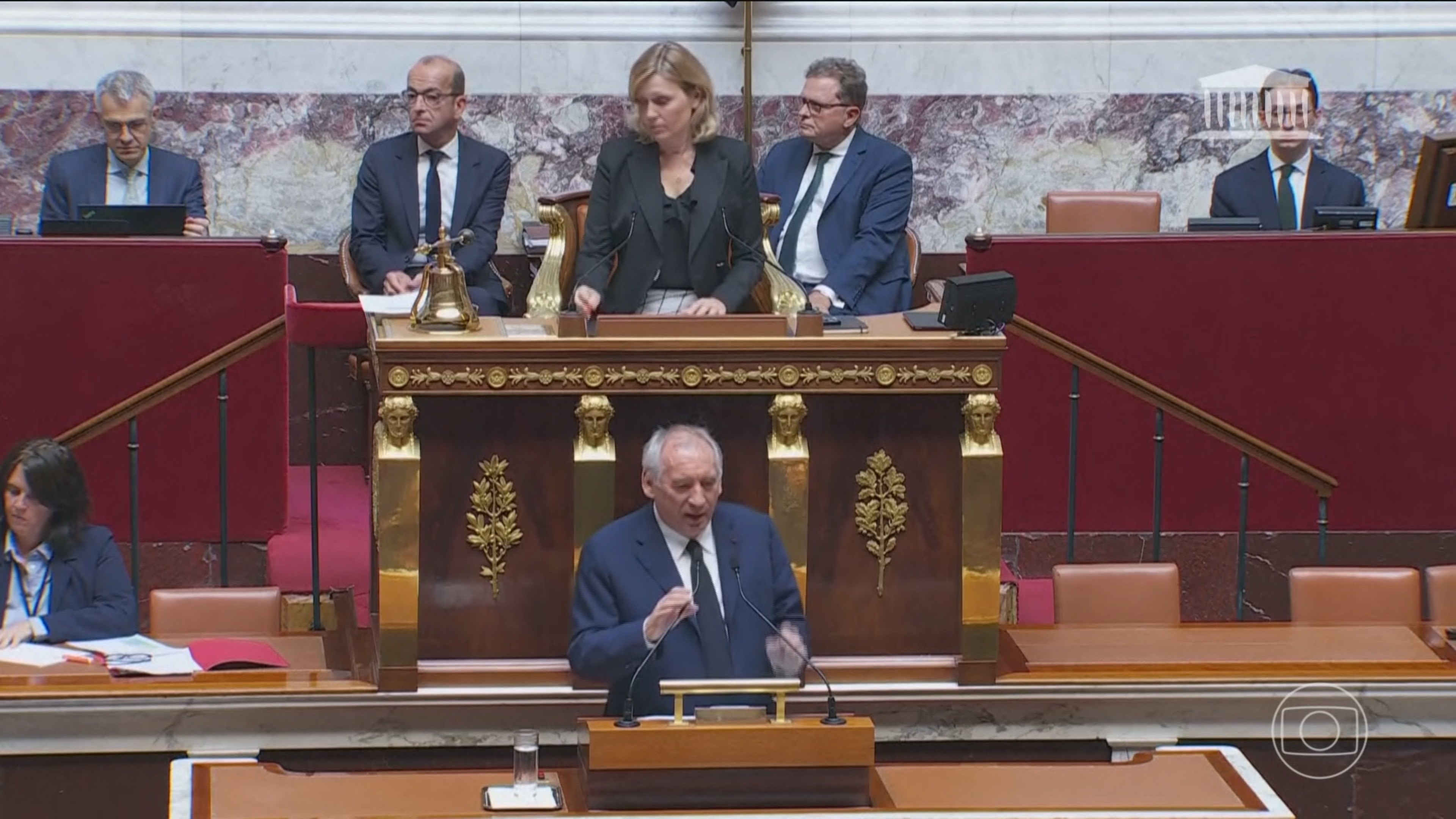Na França, divergências entre governo e Parlamento provocam queda do primeiro-ministro