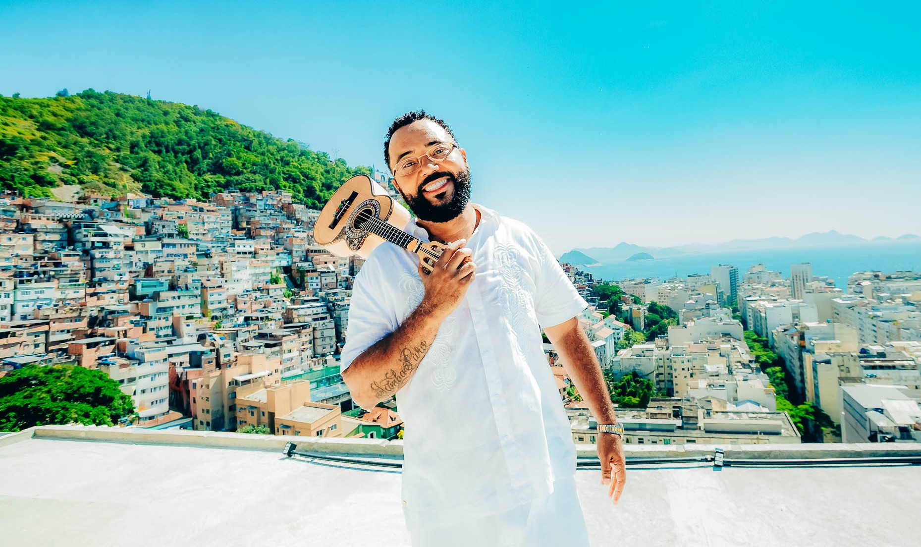 Após parar no hospital com pneumonia, Dudu Nobre quer 'fazer o mundo sambar' com parceria com Xande de Pilares