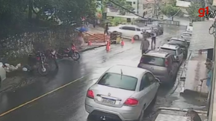 Vídeo mostra carro avançando na entrada de escola em Caratinga; cinco pessoas ficaram feridas
