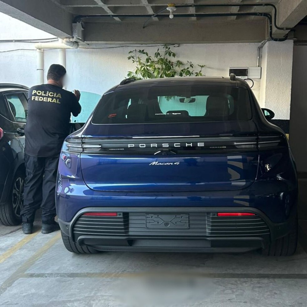 Carros, relógios, dólares e cerca de R$ 1 milhão apreendidos em operação contra fraudes na saúde — Foto: Divulgação/PF