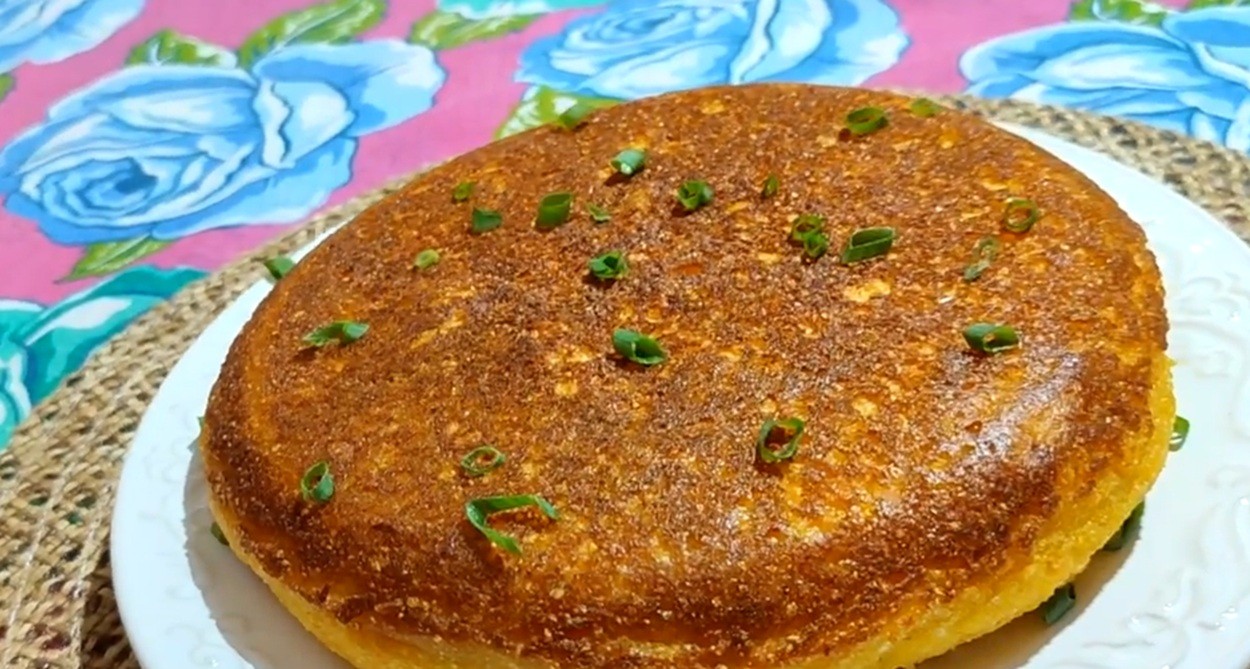 Aprenda receita de torta de frango com massa de flocão de milho feita na frigideira
