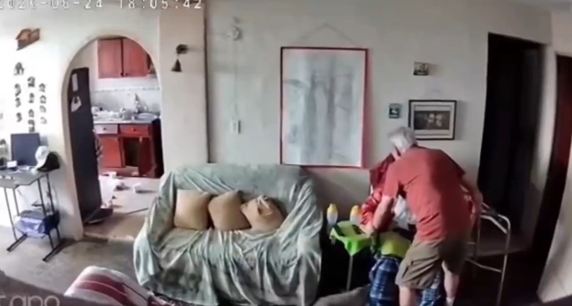 VÍDEO: Idoso protege mulher durante terremoto na Venezuela