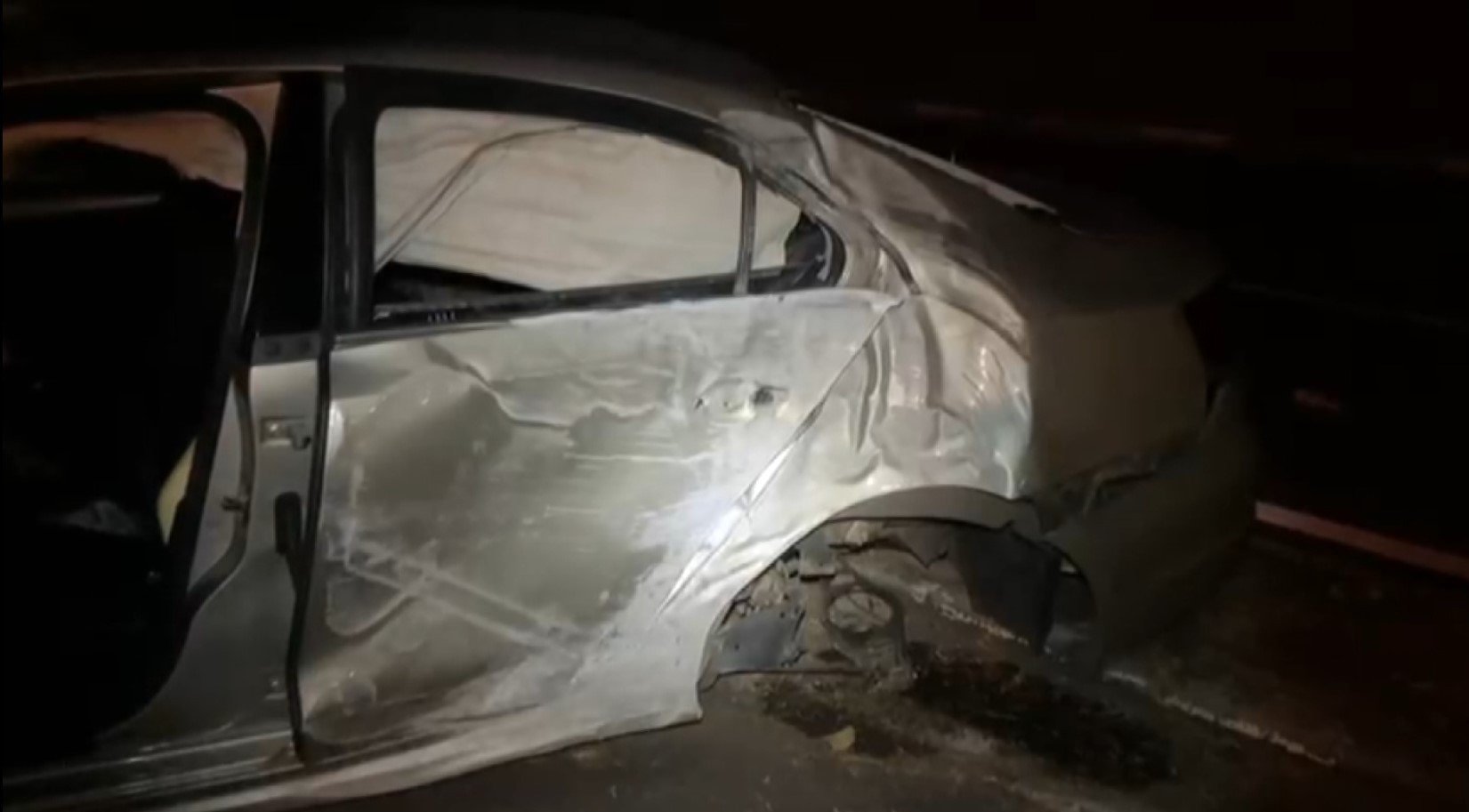 Acidente deixa dois carros destruídos e derruba poste em rodovia de Campinas