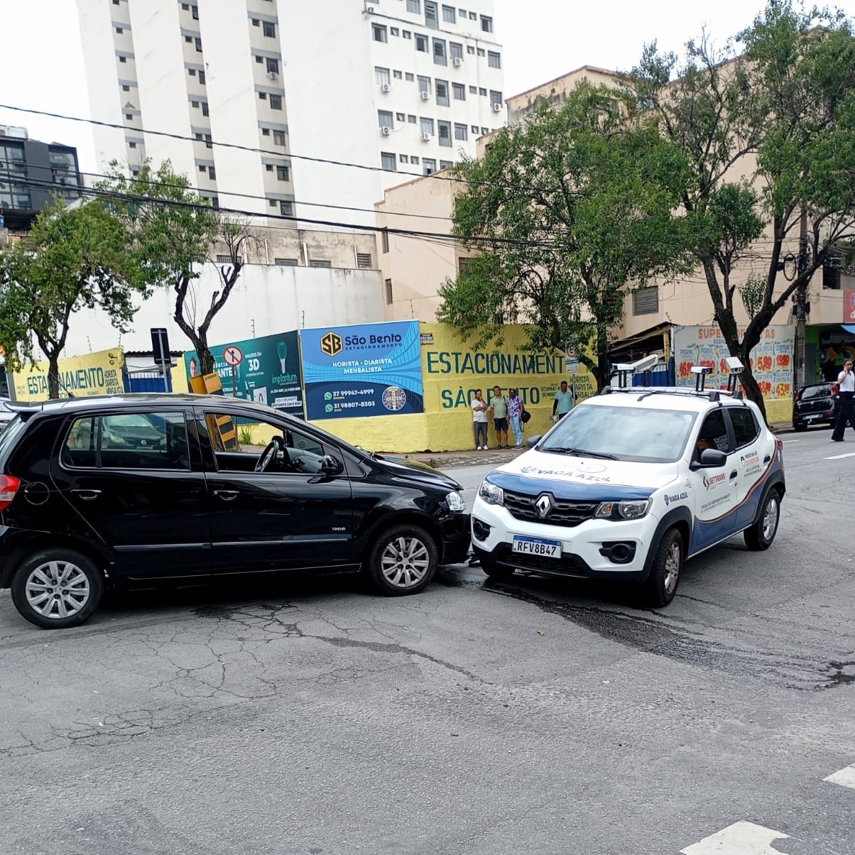 VÍDEO: Carro que monitora estacionamento rotativo avança 'pare' e é atingido por outro em Divinópolis
