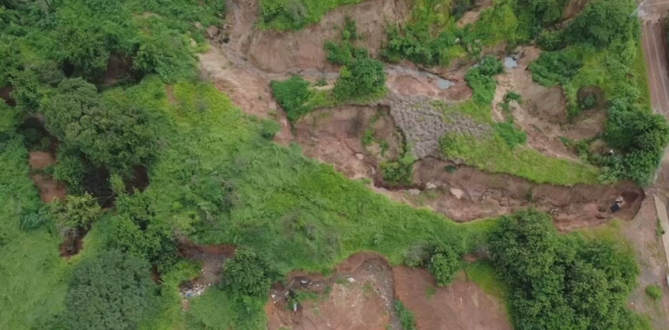 Cratera iniciada há mais de uma década atinge 35 metros de profundidade e ameaça casas 