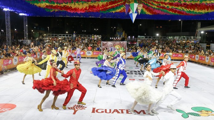 Cinco quadrilhas juninas se apresentam no primeiro dia do Arraiá