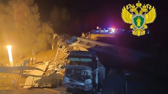 Ponte desaba sobre trem e deixa 7 mortos na Rússia
