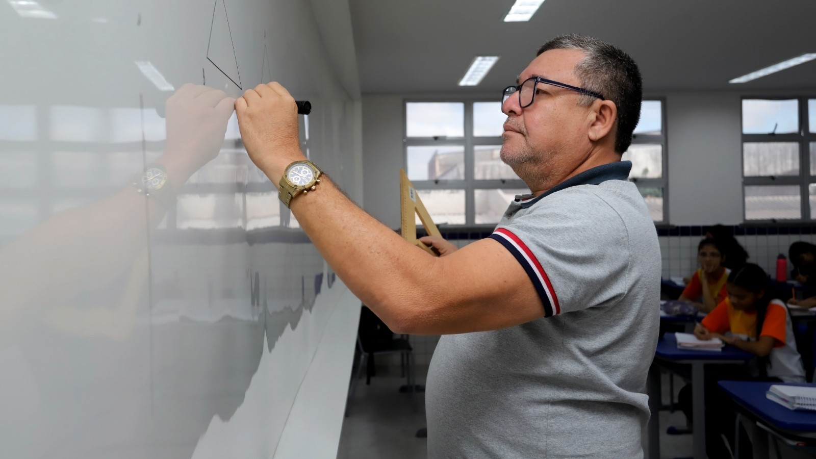 Evandro Leitão adere atualização do MEC e anuncia reajuste de 5,4% no piso dos professores