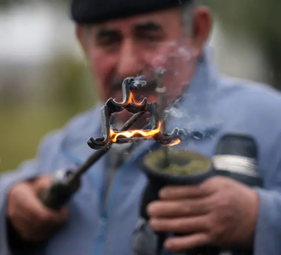  Além das tags e dos documentos de propriedade, uma marcação a fogo com um desenho exclusivo para cada proprietário mostra quem é o dono de cada vaca — Foto: AFP/Getty Images