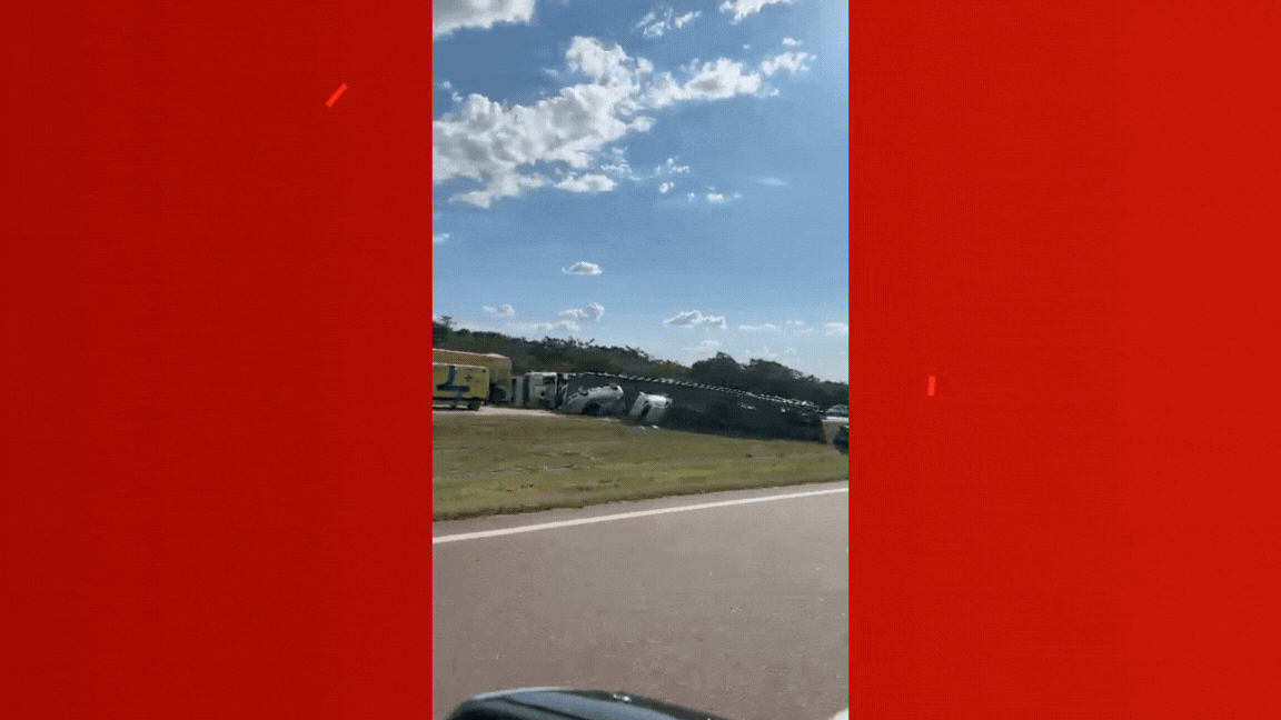 VÍDEO: carreta cegonha tomba em rodovia e espalha carga de 9 carros e 2 motocicletas em MT