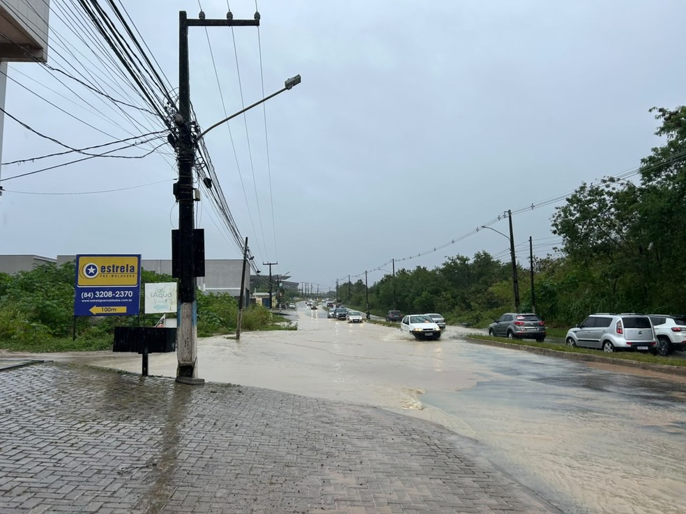 Chuva na Avenida Olavo Montenegro, na Região Metropolitana — Foto: Stephany Souza/Inter TV Cabugi