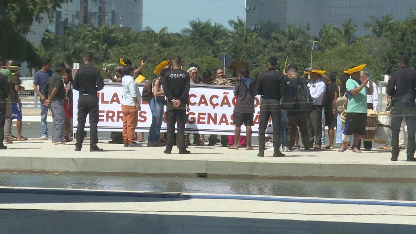 Indígenas protestam por demarcação de terras em frente ao Palácio do Planalto, em Brasília 