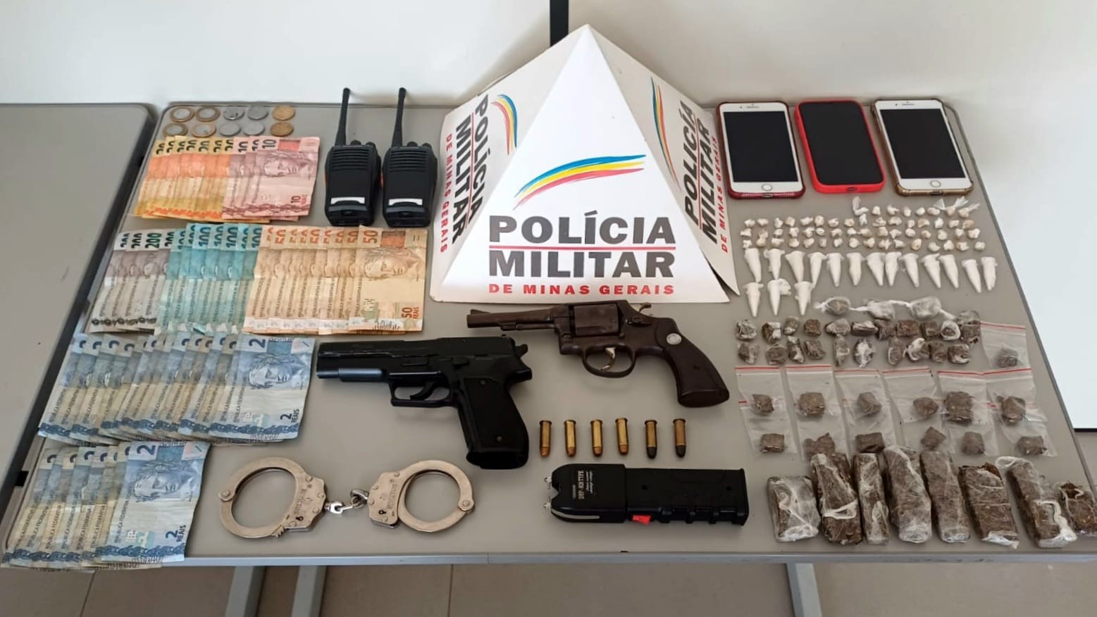 Algemas e arma de choque: trio é detido por tortura após homem ser encontrado gravemente ferido em Nova Serrana