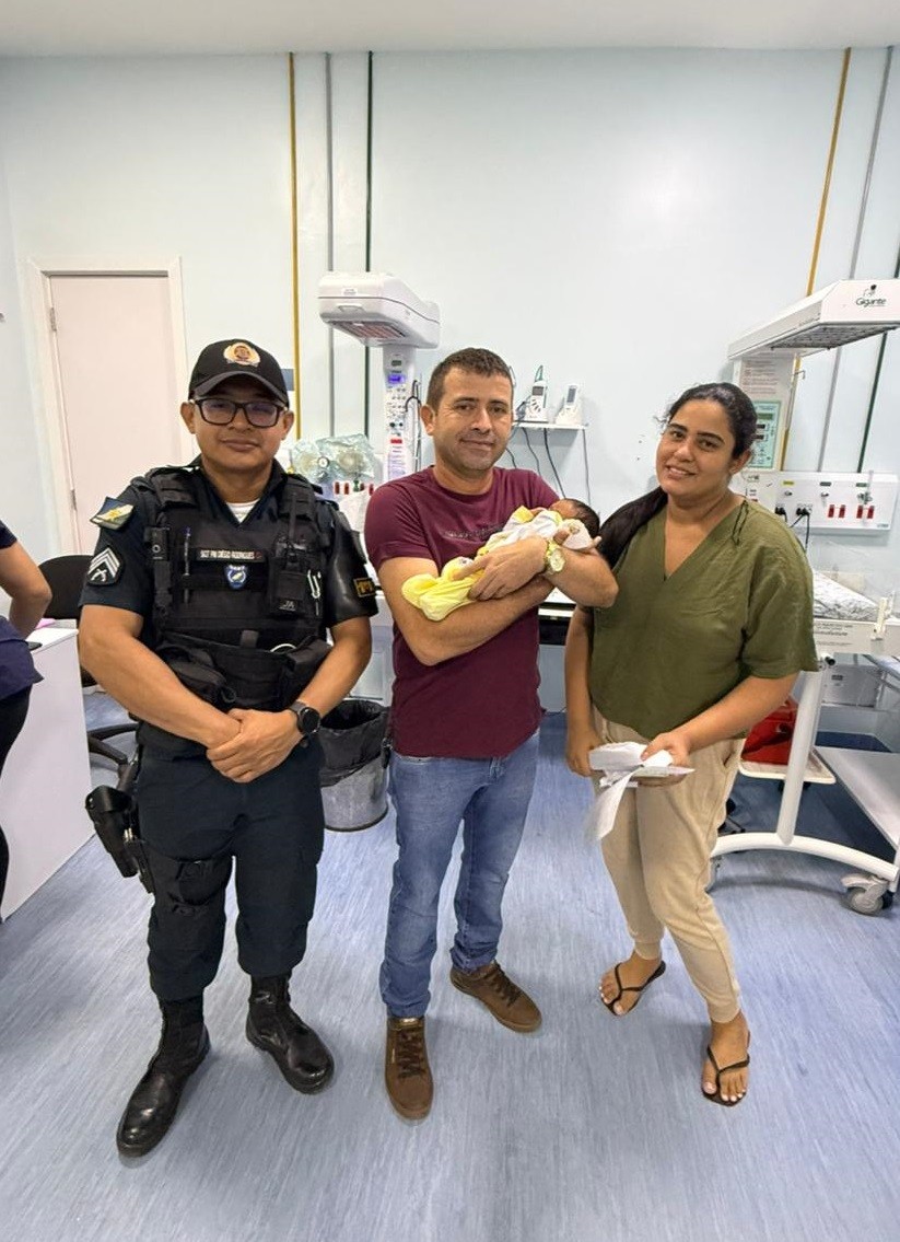 Recém-nascido desmaia ao se engasgar com leite materno e é salvo por policial militar em Boa Vista