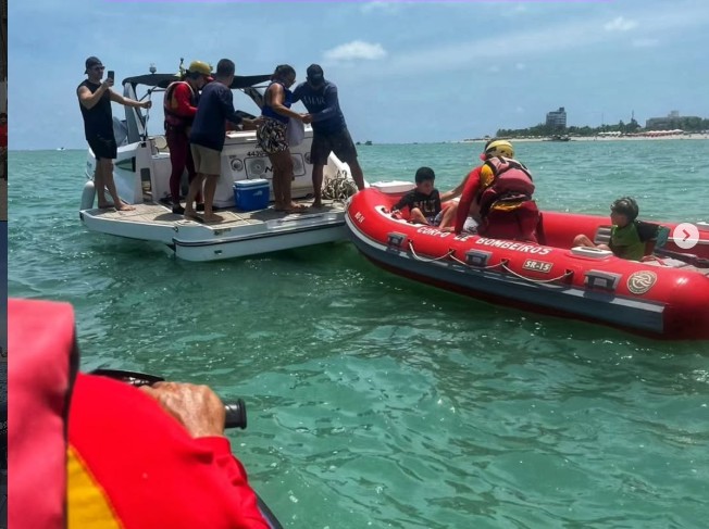 Bombeiros resgatam tripulantes de barco com problemas mecânicos em Cabedelo 
