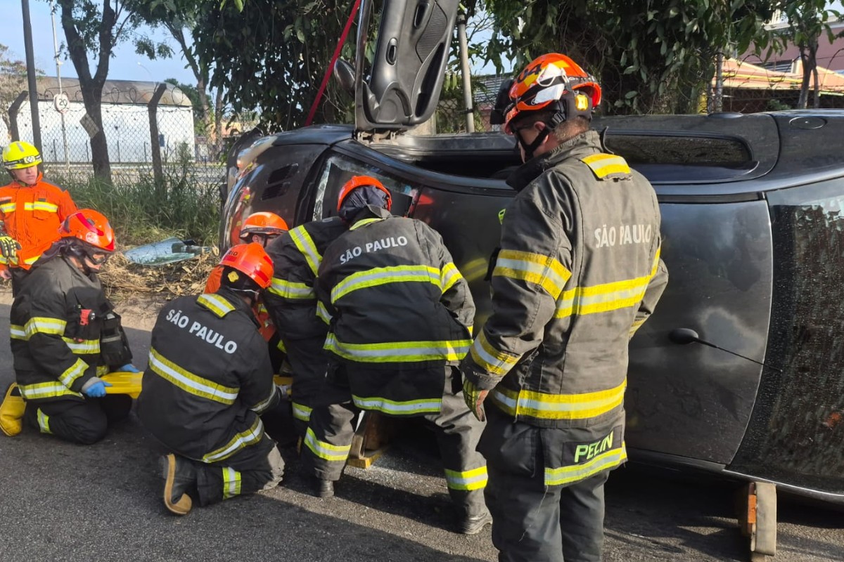 Mulher de 61 anos fica ferida após carro tombar na marginal da Via Dutra, em Jacareí