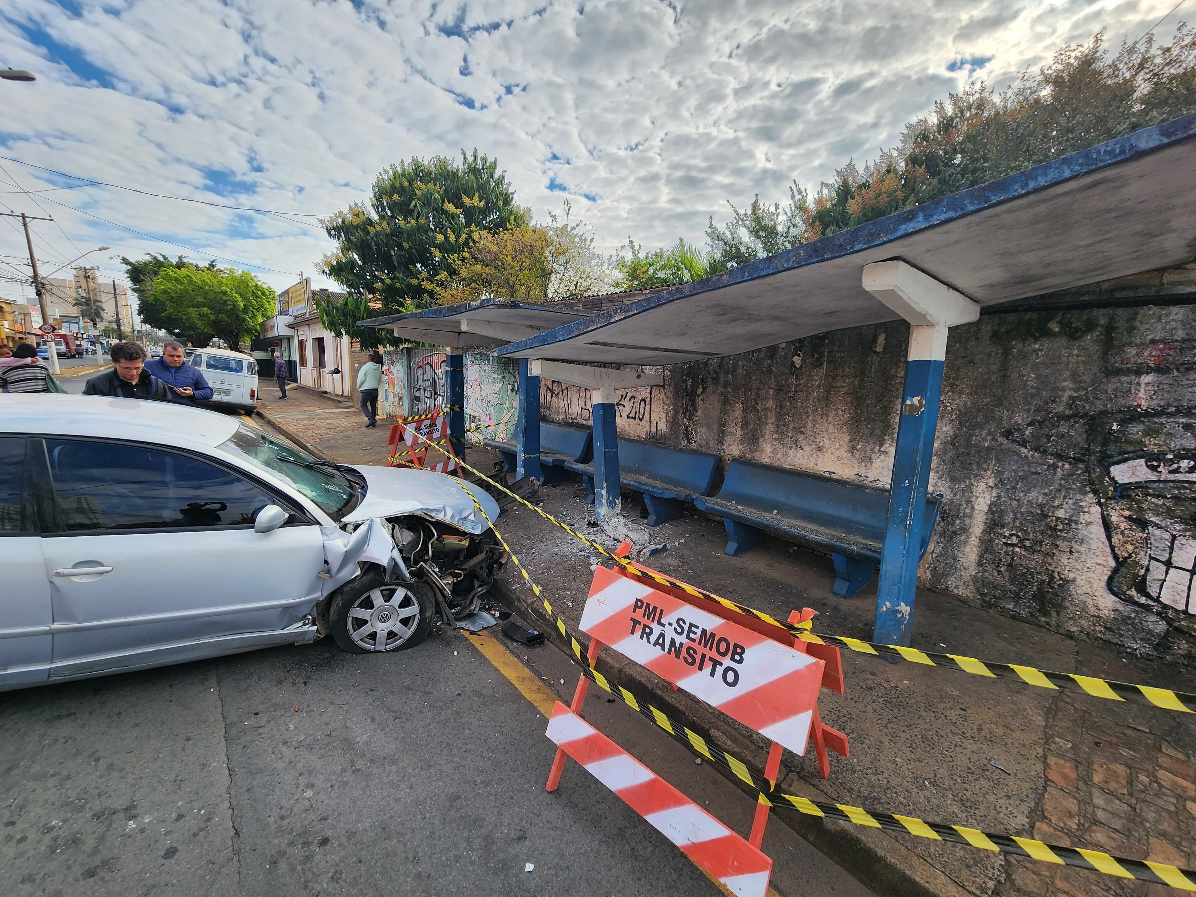 Motorista bate contra ponto de ônibus e Defesa Civil de Limeira avalia estrutura