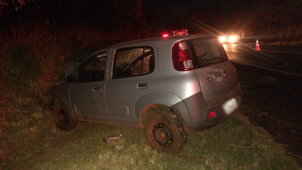 Duas pessoas ficaram feridas em acidente em rodovia de Tabatinga — Foto: Corpo de Bombeiros/Divulgação